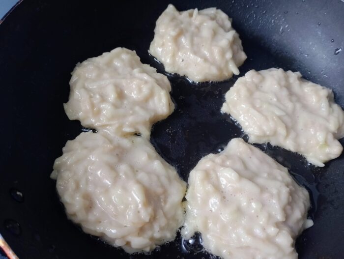 Grease the pan with oil and spoon the batter