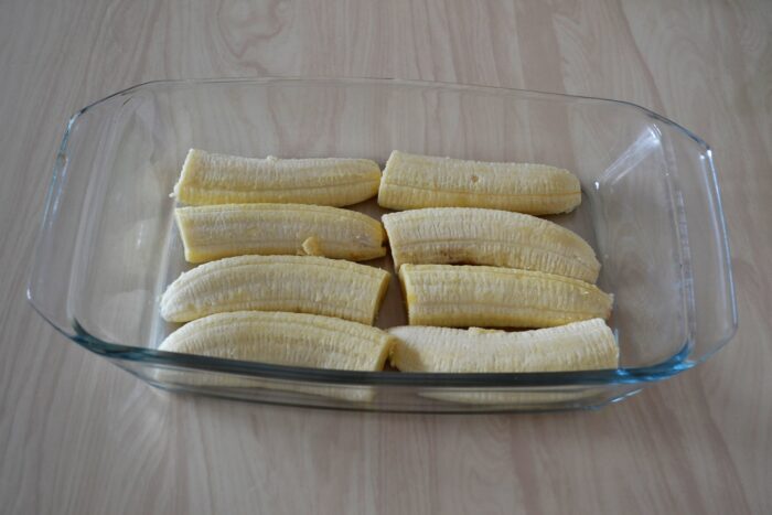 Se așază banana într-o tavă de copt