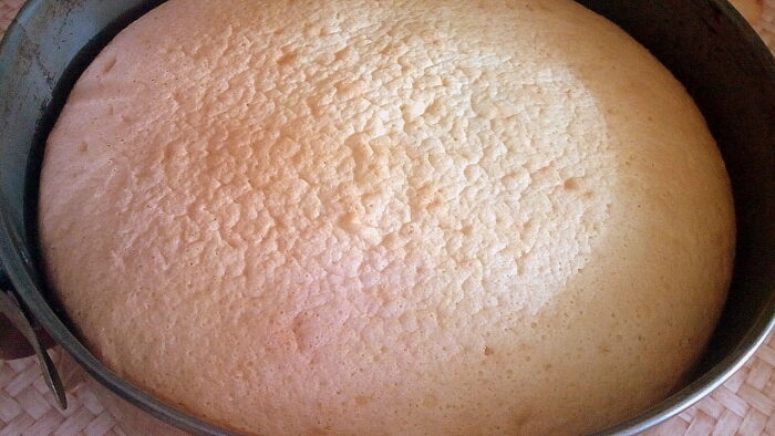 Распределяем тесто в разъемной форме