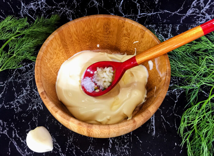 Prepare the garlic sauce