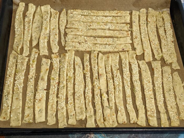 Taiati aluatul in fasii subtiri