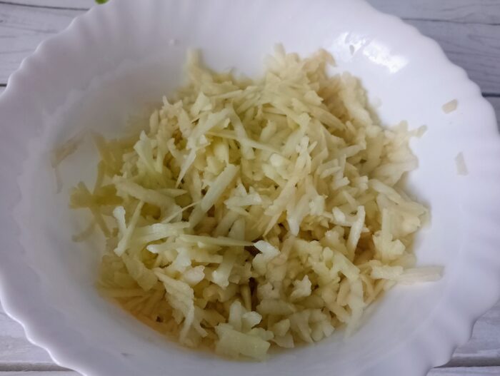 Radeti merele pe o razatoare