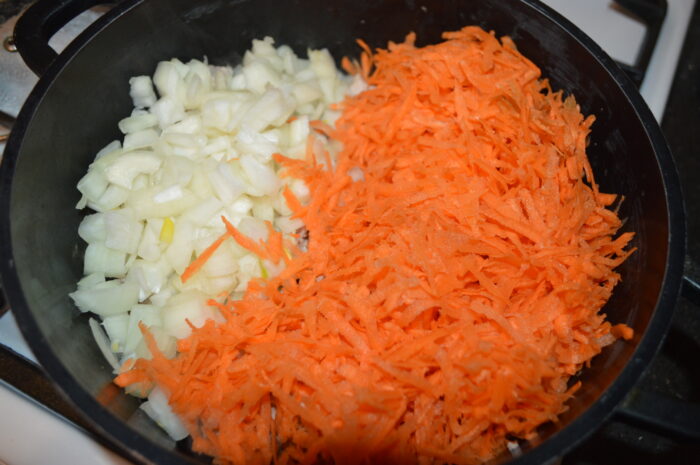 Adaugati ceapa taiata si morcovul