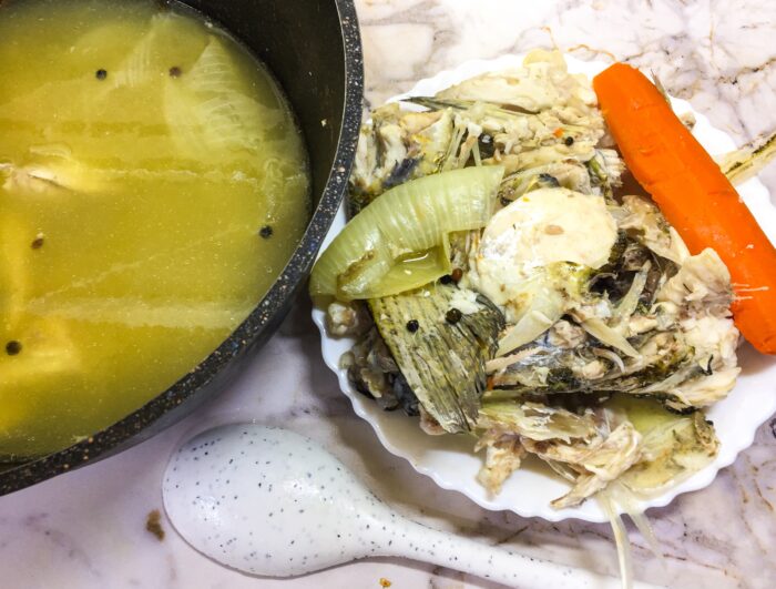 Scoateti pestele si legumele din oala