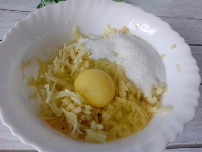 Adaugati oul si zaharul