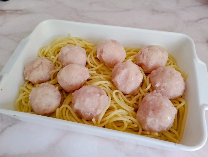 Puneti chiftelele deasupra spaghetelor