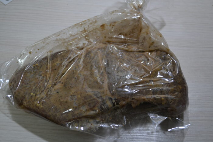 Переложите маринованный кусок мяса в рукав