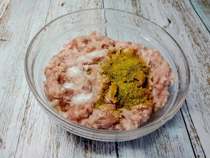 Add the spices o the meat