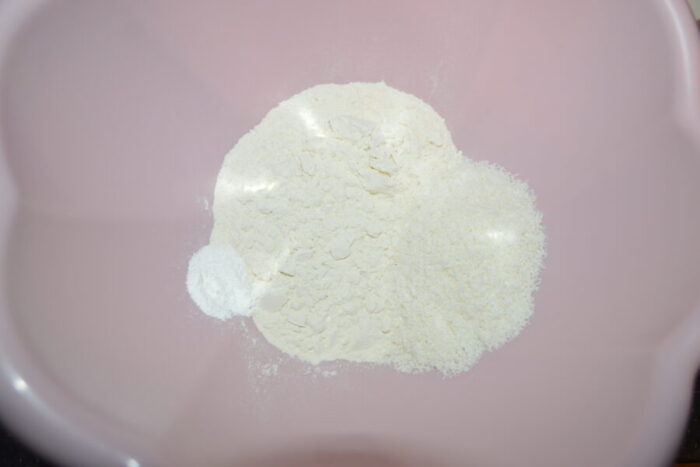 В миске смешайте муку
