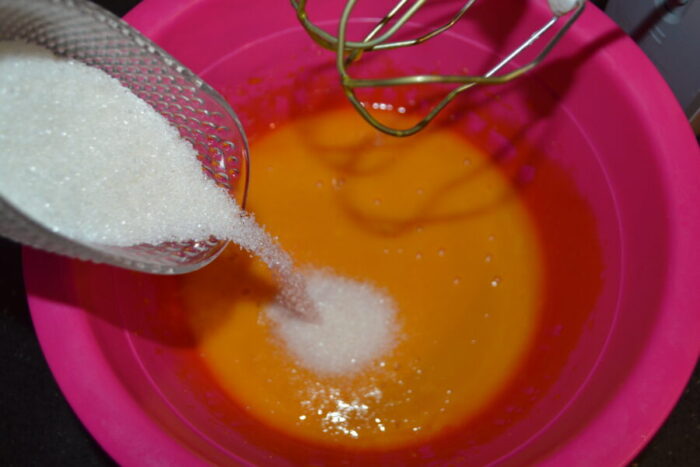 Взбейте яичные желтки