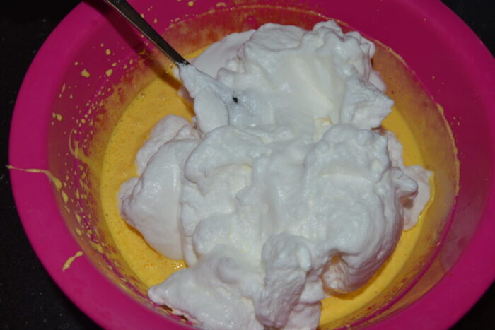 Добавьте пену из яичных белков