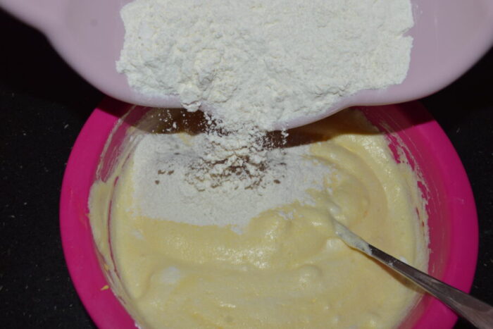 Затем постепенно влейте смесь яичных белков