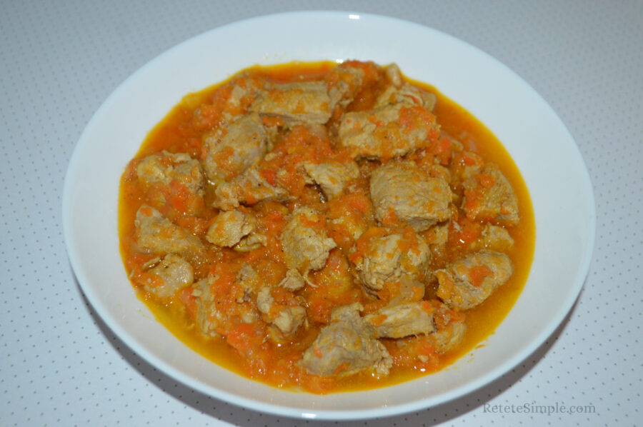 Gulas cu carne de porc si morcov