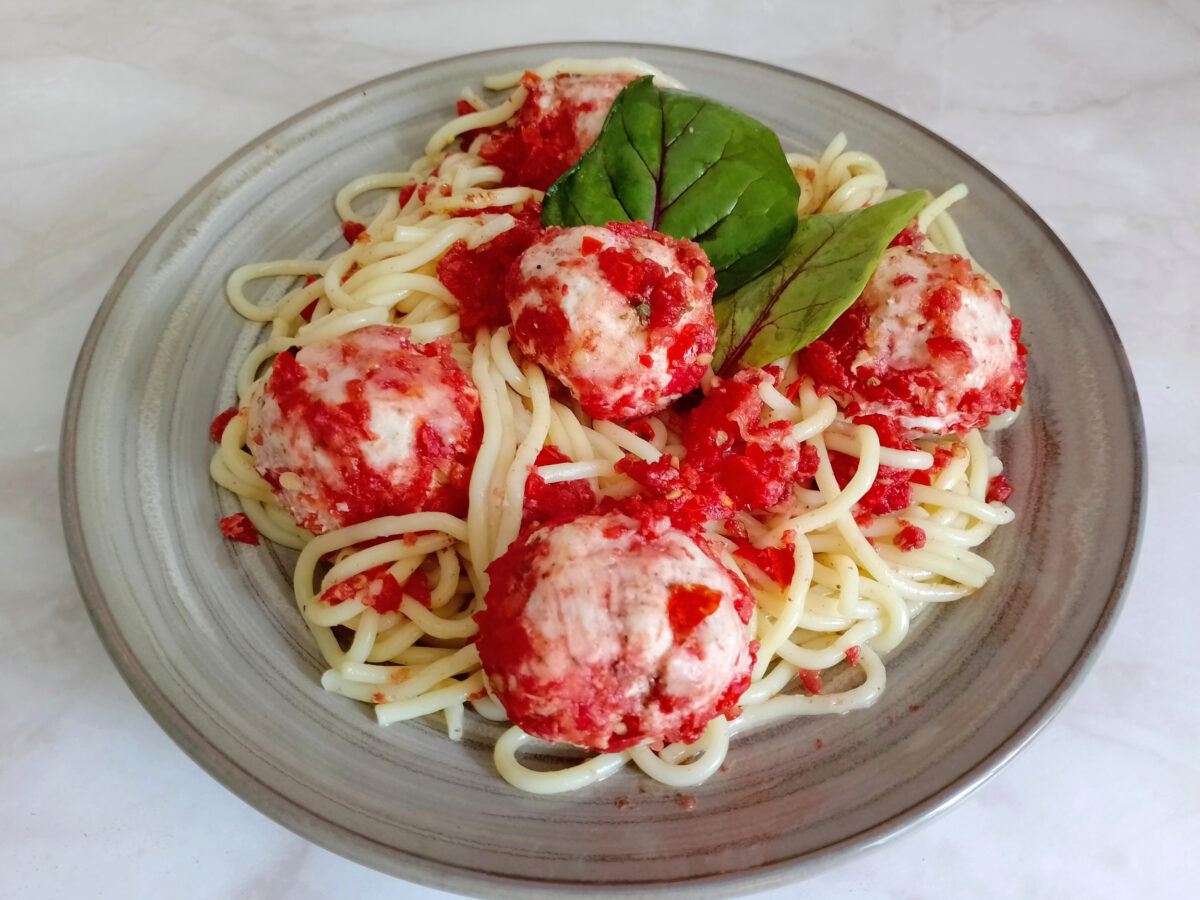 Spaghete cu chiftele in sos de rosii la cuptor poza