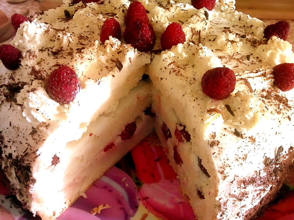 Бисквитный торт с малиной и сметаной