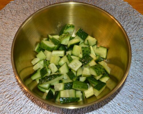 En un bol hondo añade pepinos