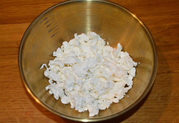 Intr-un bol adaugati branza de vaci