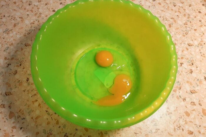 Pon dos huevos en un bol