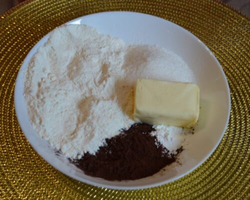 En un bol añade la harina, el cacao, el azúcar