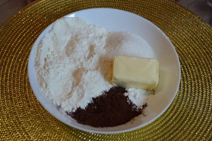 En un bol añade la harina, el cacao, el azúcar