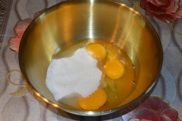 En un bol hondo añade los huevos