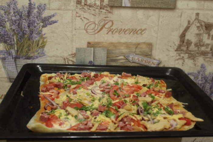 Corta la pizza terminada