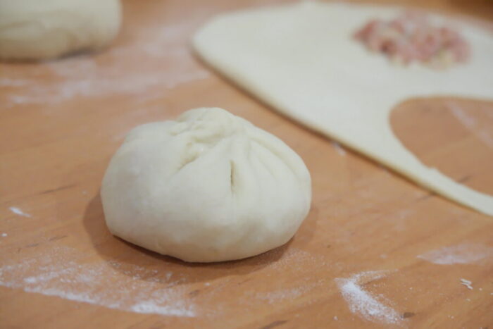 Coloca los khinkali sobre una tabla