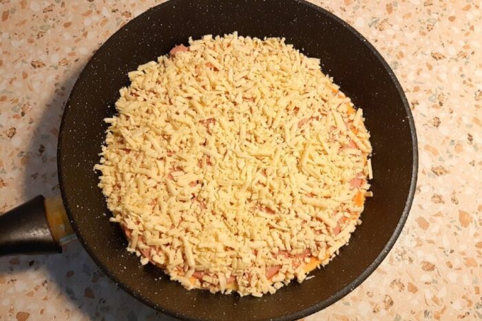 Ralla el queso con un rallador grueso