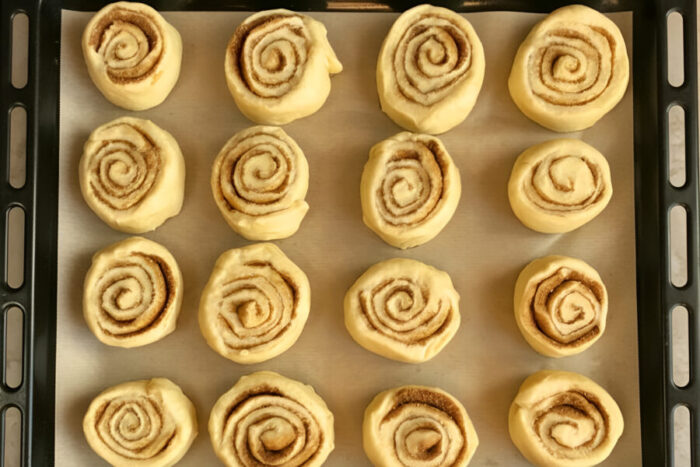 Arrange the rolls in the tray