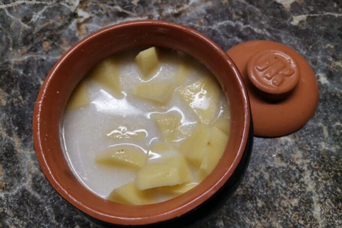 Añade sal al gusto y reparte por encima la crema agria