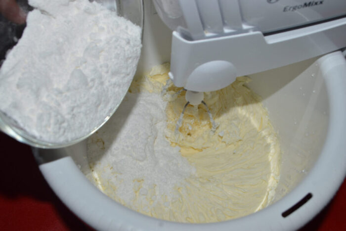 Incorpora el azúcar glas