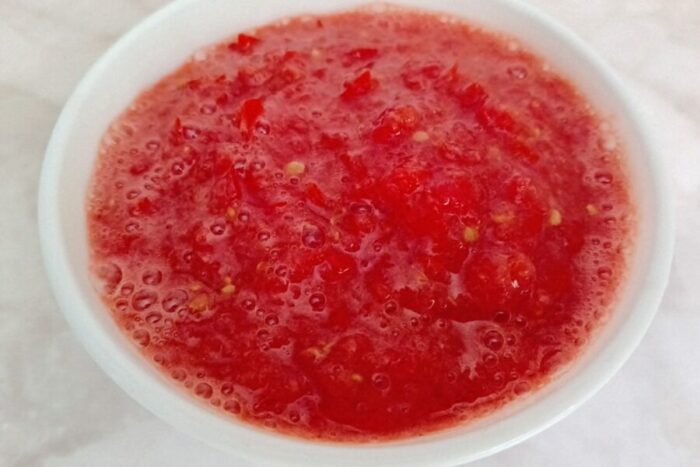 Lava los tomates y escáldalos