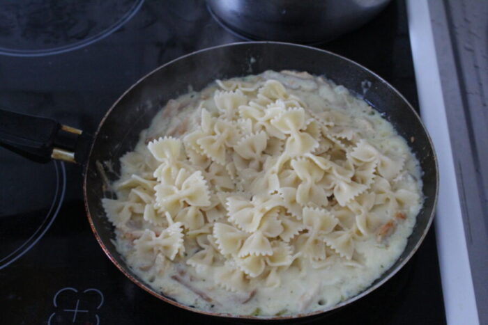 Añadir la pasta a la sartén