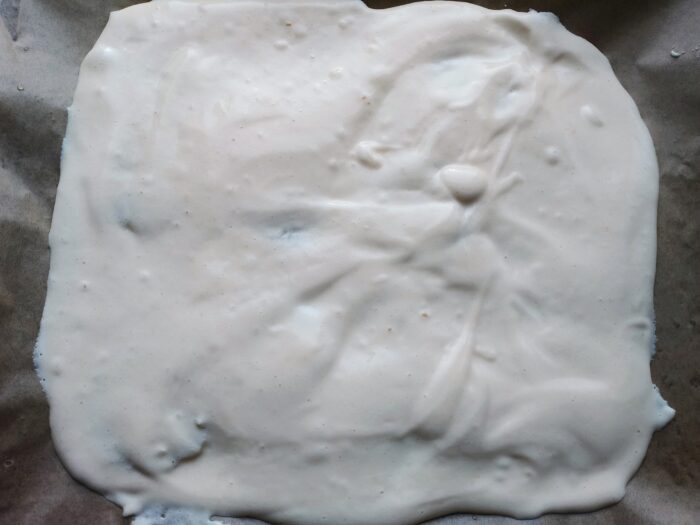 Turnati aluatul peste inelele de portocale