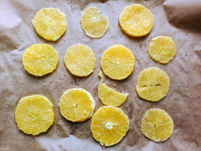 Asezati inelele de portocale in tava