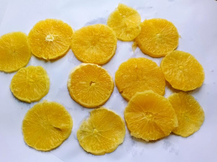 Puneti inelele de portocale fierte pe hartie