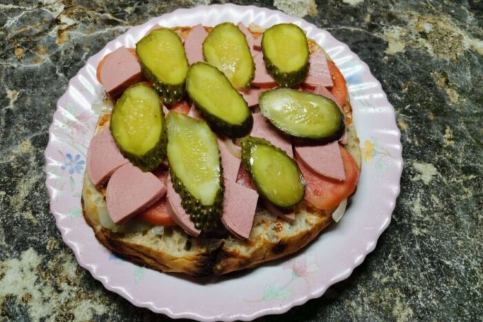 Coloca por encima los pepinillos