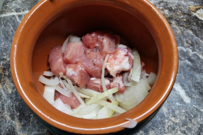 Coloca en el fondo de las cazuelitas