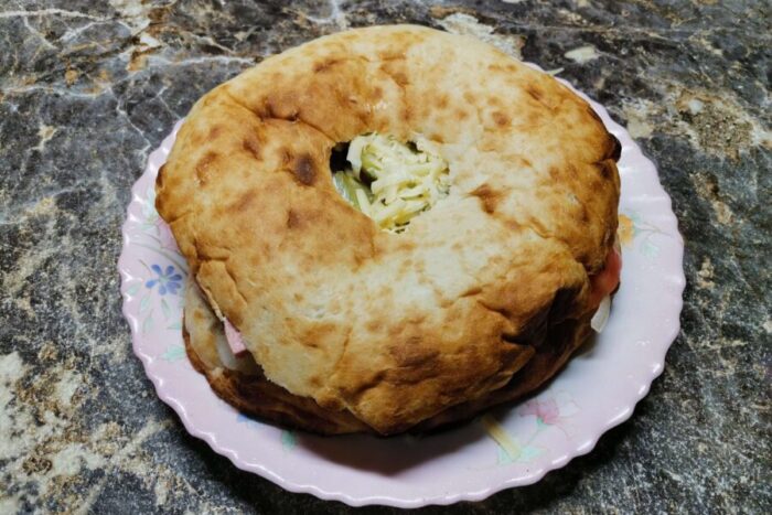 Cubre el relleno con la otra mitad de lavash