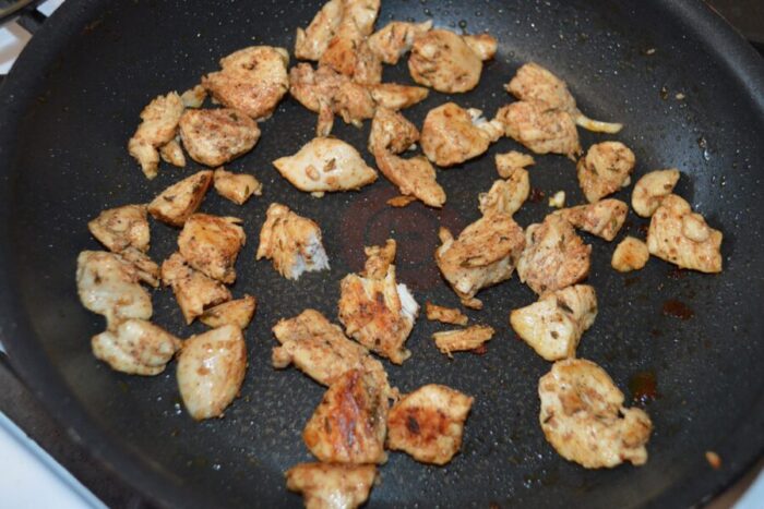 Saltea en una sartén la pechuga de pollo