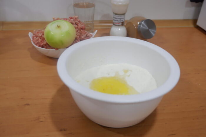 Añade el huevo y la sal a la harina y mezcla