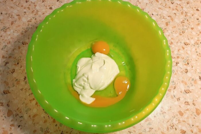 Añade 4 cucharadas de nata