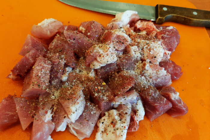 Enjuaga la carne de cerdo con agua fría