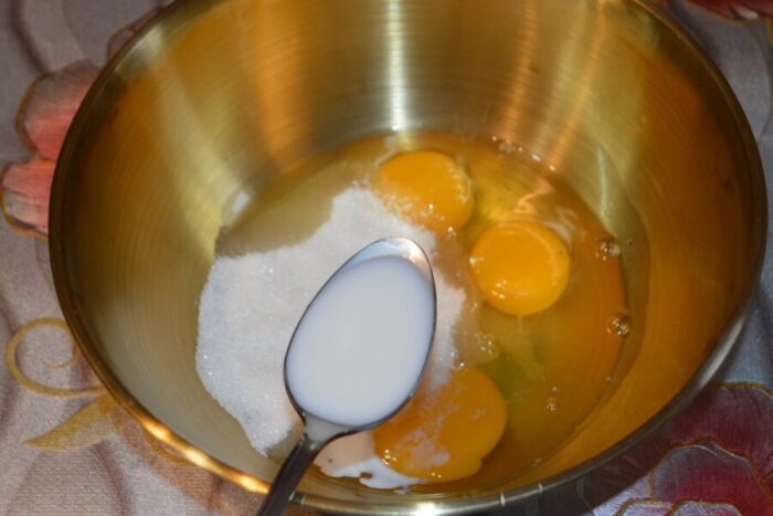 Agrega la leche y mezcla