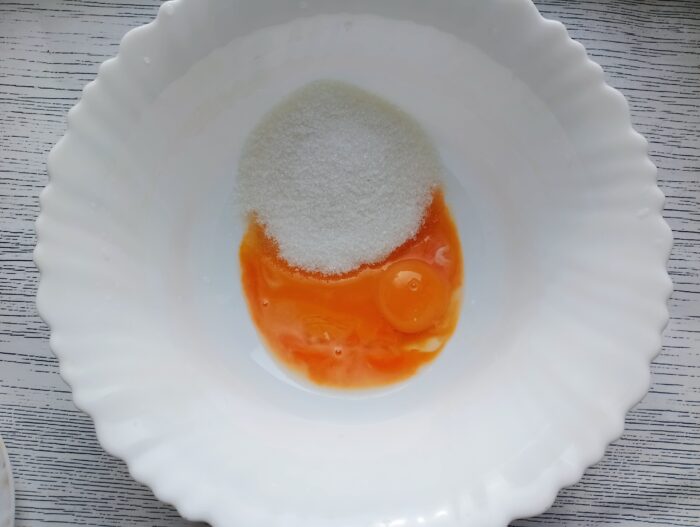 Amestecati galbenusurile cu zaharul