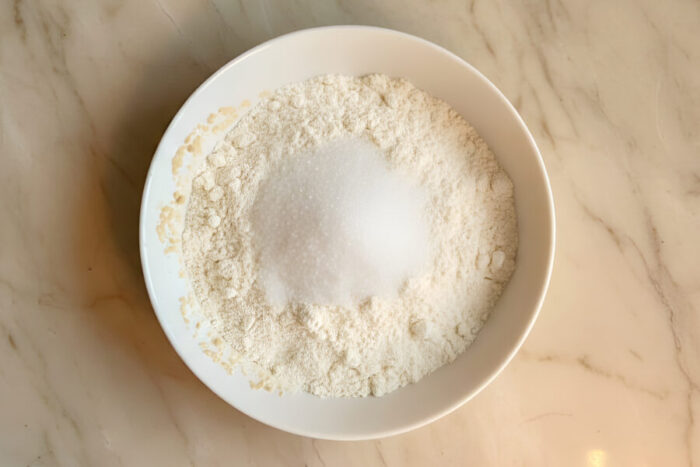 Mix the flour with the sugar