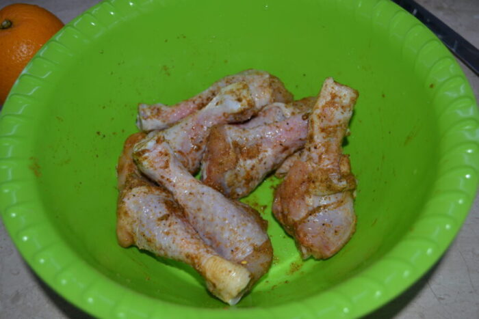 Unta cuidadosamente los muslos de pollo