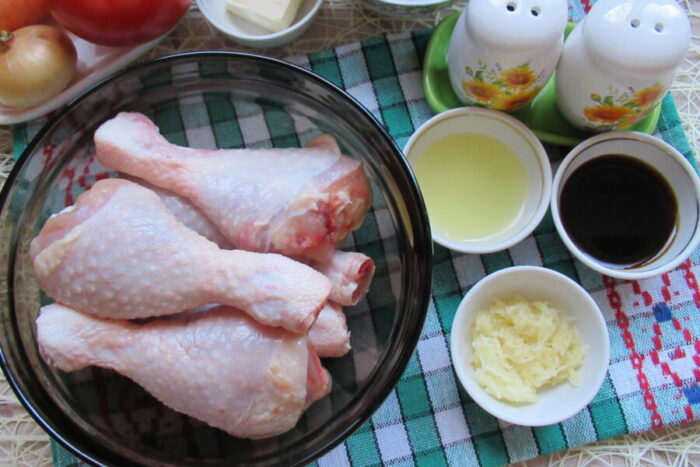 Lava los muslos de pollo