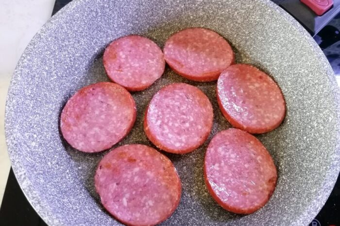 Calienta la sartén a fuego medio