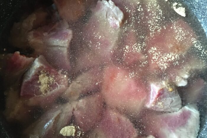 Pasar la carne y la marinada